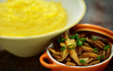 Polenta bramata ao molho de shitake