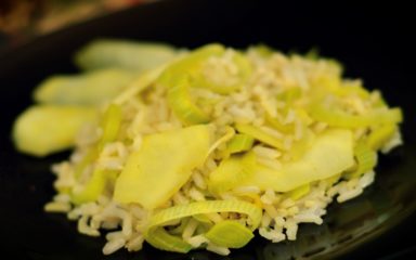 Arroz integral com maçã verde e cúrcuma