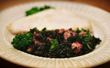 Arroz preto com brócolis e castanhas