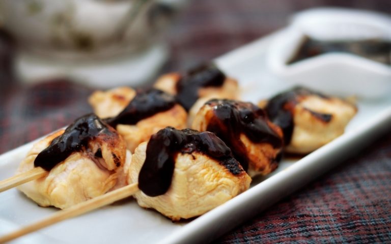 Espetinhos de frango com molho teriaki