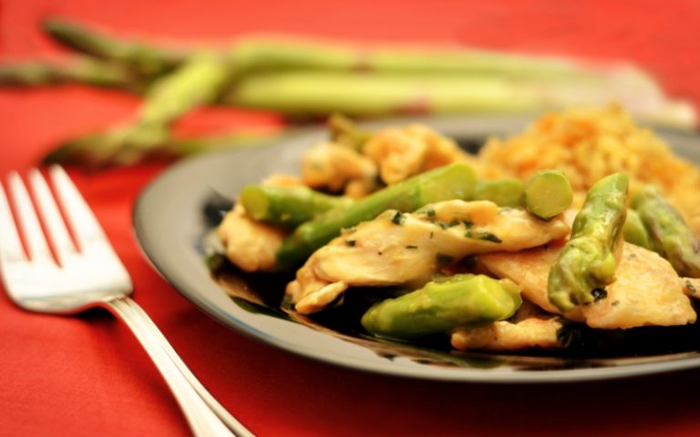 Frango com aspargos frescos