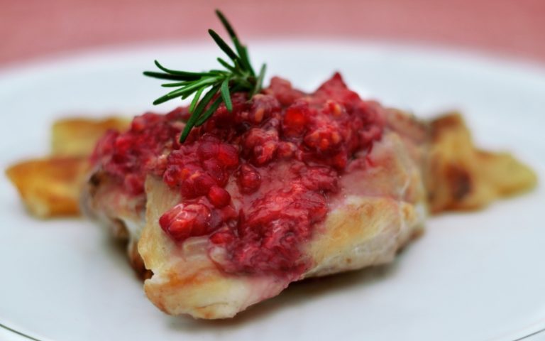 Sobrecoxa de frango com molho de framboesa