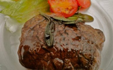 Filé mignon ao molho de vinho e sálvia