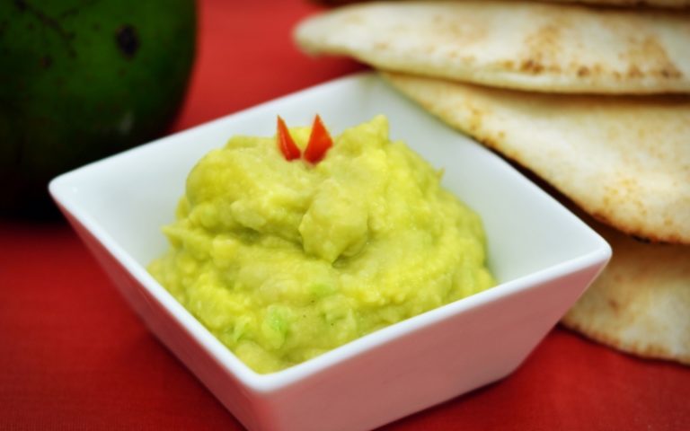 Pasta de abacate com aipo