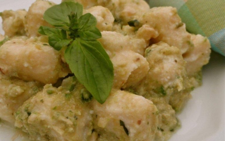 Nhoque de ricota com pesto de abobrinha
