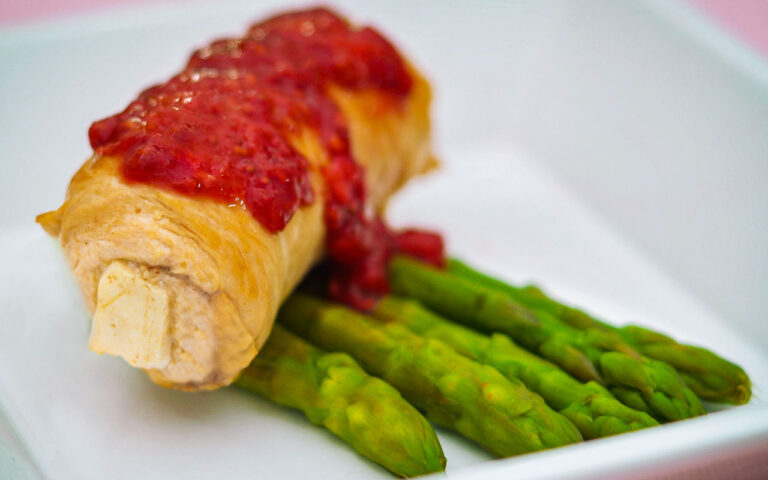 Enroladinhos de frango com molho silvestre