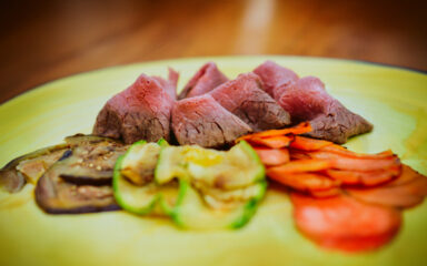 Rosbife e legumes grelhados