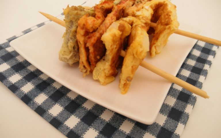 Espetinho de omeletes coloridos com queijo gouda