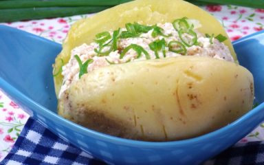 Batata assada com ricota e atum