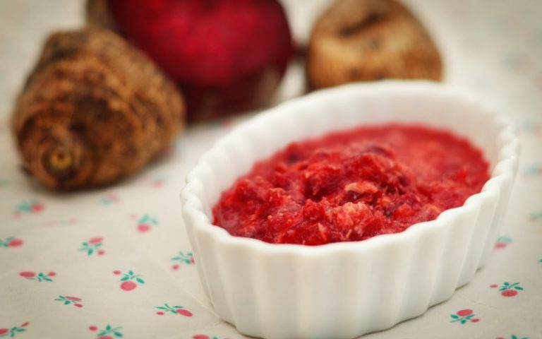 Papa de inhame, beterraba e frango