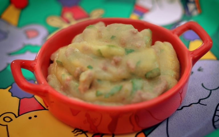 Papa de fubá, folha de espinafre e carne