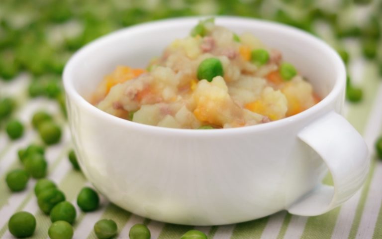 Papa de batata, cenoura, carne moída e ervilha