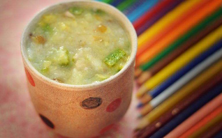 Papa de cará, abobrinha e frango e lentilha