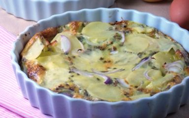 Tortilla com batata e cebola roxa