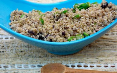 Farofa de quinoa com feijão preto e aspargos