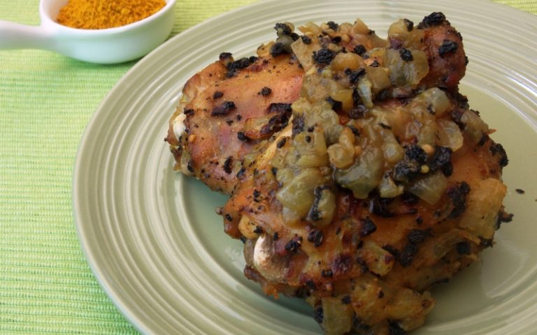 Frango assado com molho de semente de mamão e curry