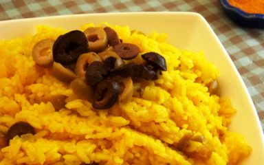 Risoto de açafrão com azeitonas