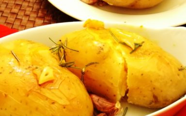 Batatas ao murro ao alho e alecrim