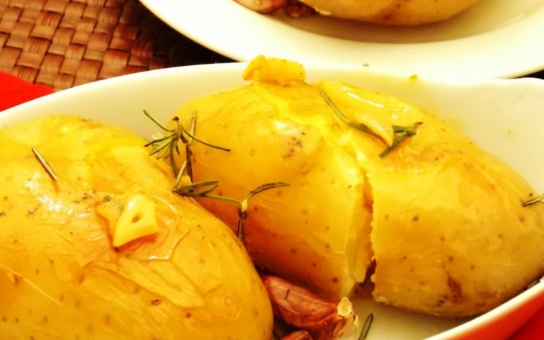 Batatas ao murro ao alho e alecrim
