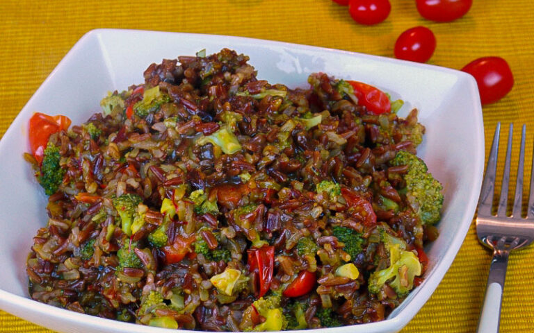 Arroz vermelho com vegetais