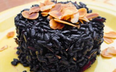 Arroz preto com limão siciliano
