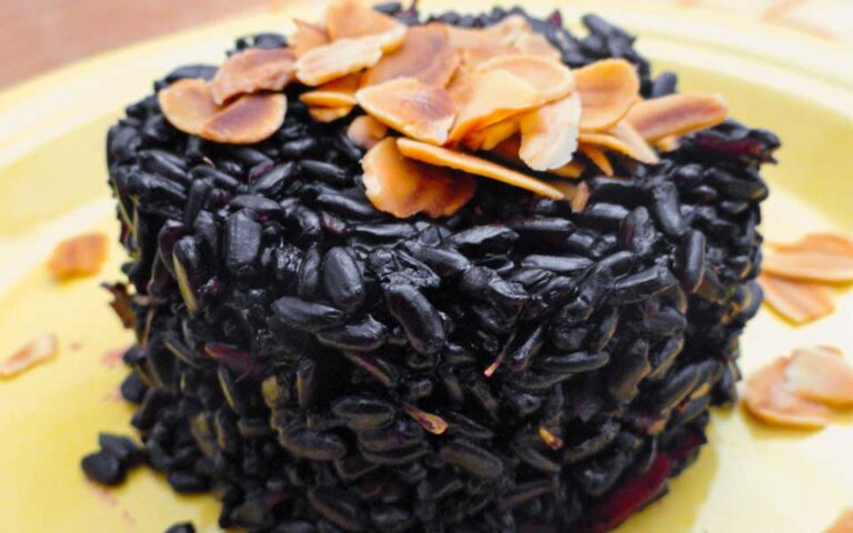 Arroz preto com limão siciliano