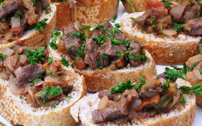 Bruschetta de ragu de carne com gengibre