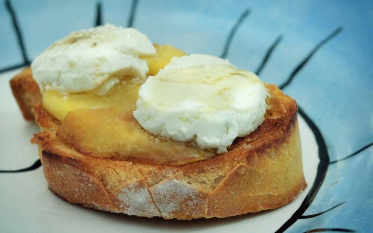 Brusqueta de maçã com queijo de cabra