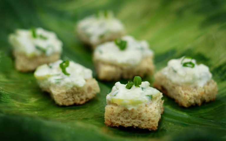 Canapés quentes de pepino