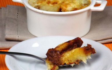 Escondidinho de mandioca com costela