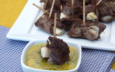 Espetinho de filé mignon recheado com molho de alecrim