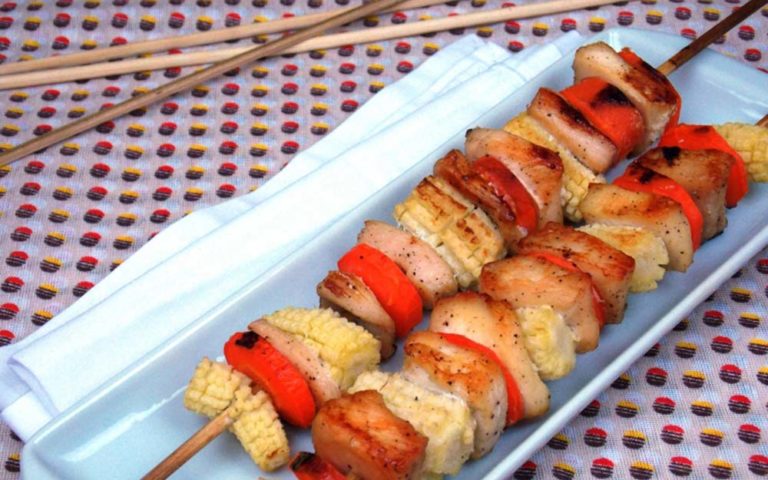 Espetinho de frango com cenoura e milho baby