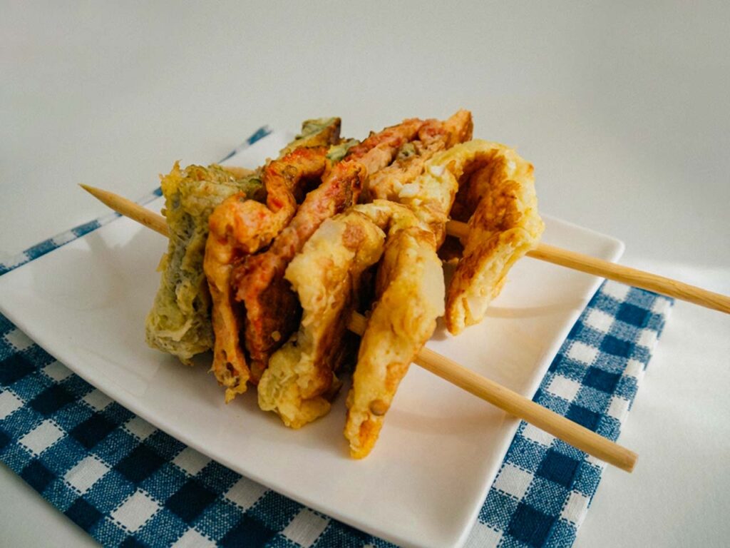 Espetinho de omeletes coloridos com queijo gouda