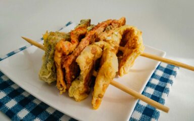 Espetinho de omeletes coloridos com queijo gouda