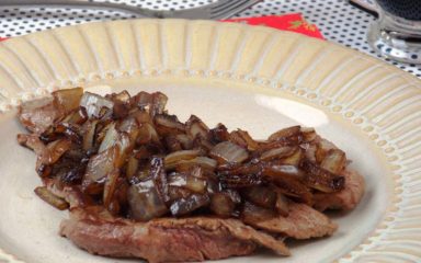 Escalope com cebola caramelizada