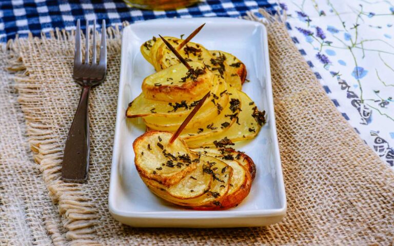 Leques de batatas com ervas