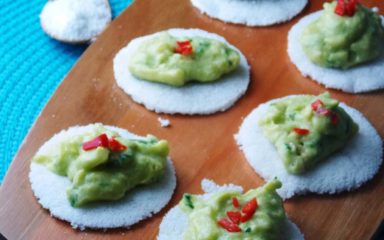 Mini tapioca aberta com guacamole