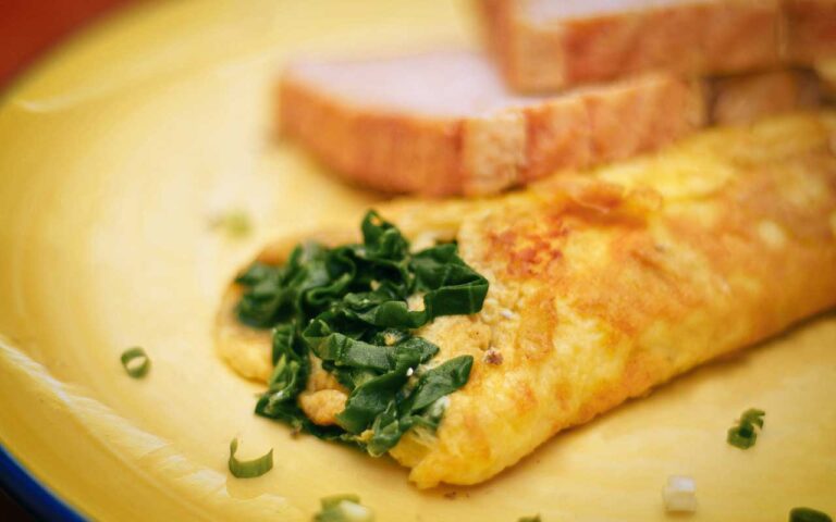 Omelete de espinafre com queijo