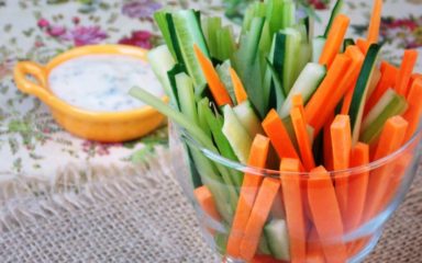 Palitinhos de legumes com molho de iogurte