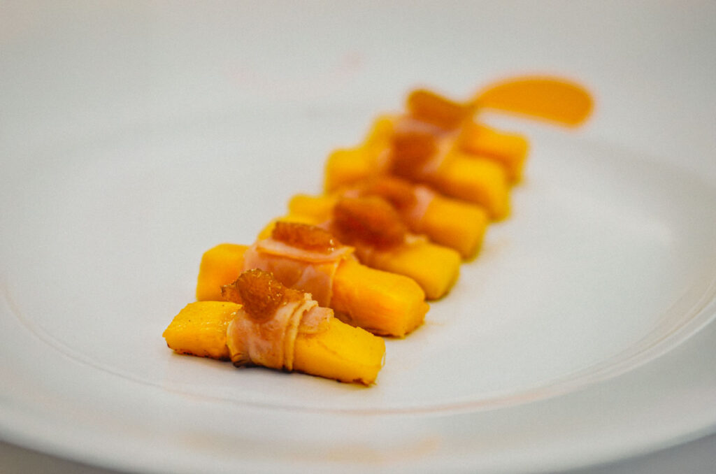 Petiscos de peito de peru e manga