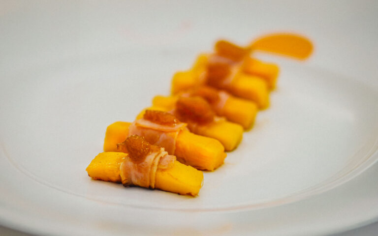 Petiscos de peito de peru e manga