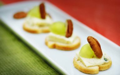 Petiscos de queijo e uva