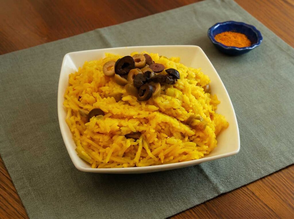 Risoto de açafrão com azeitonas