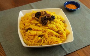 Risoto de açafrão com azeitonas