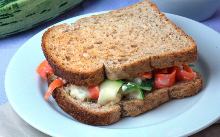 Sanduíche de cottage com vegetais