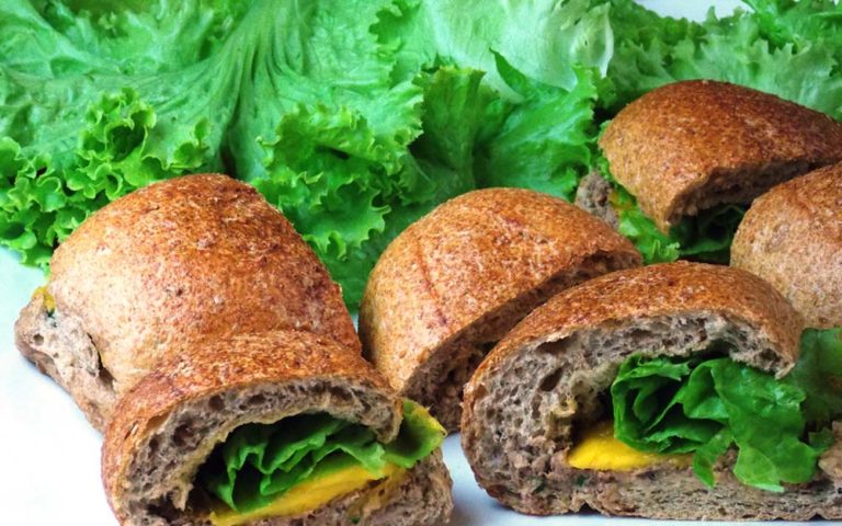 Sanduíche integral de atum com manga