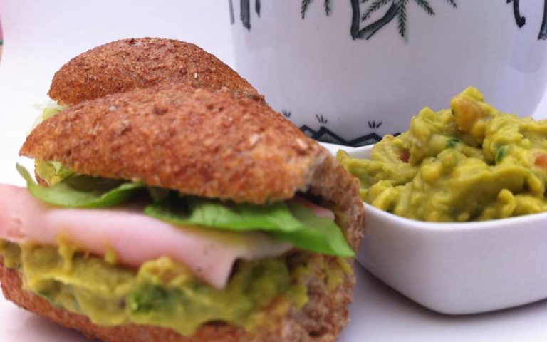 Sanduíches de guacamole com peru