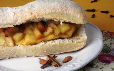 Sanduíche de frango com chutney de maçã