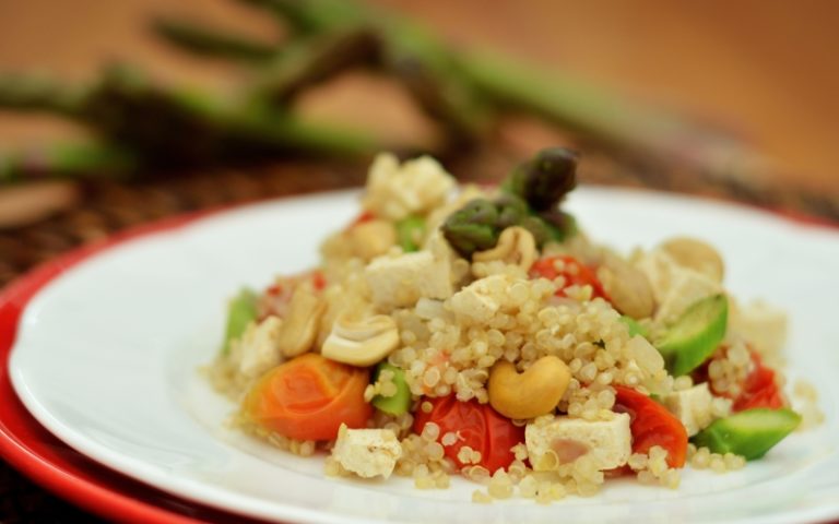Quinoa com tofu e aspargos