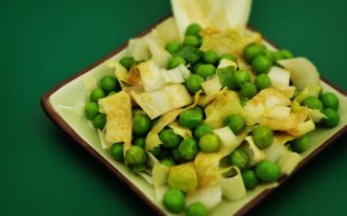 Salada de endívias e ervilhas frescas